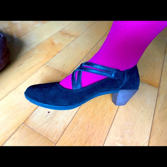 Low healed black sued shoes - Picture 3 of 10